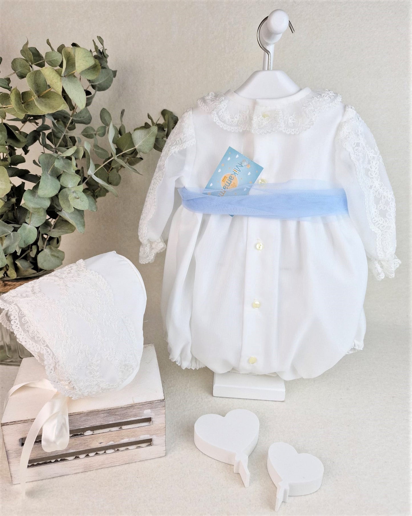 Pelele de organza con encajes y capota
