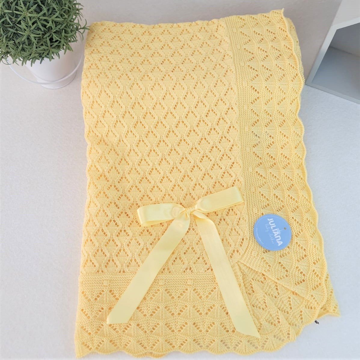 Toquilla con calados en forma de rombos y uves en el volante