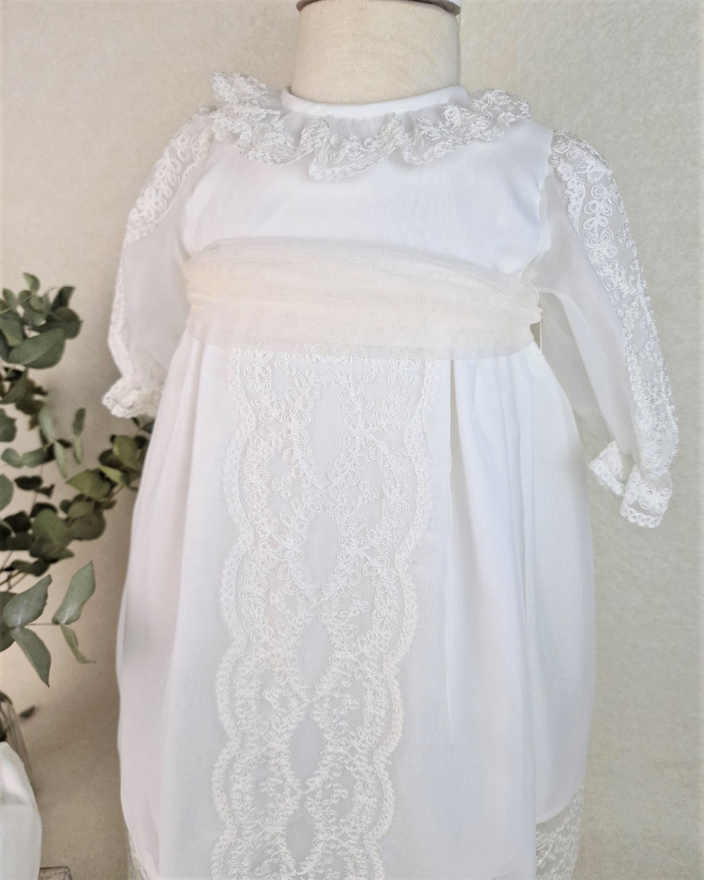 Batón de organza con encajes y capota