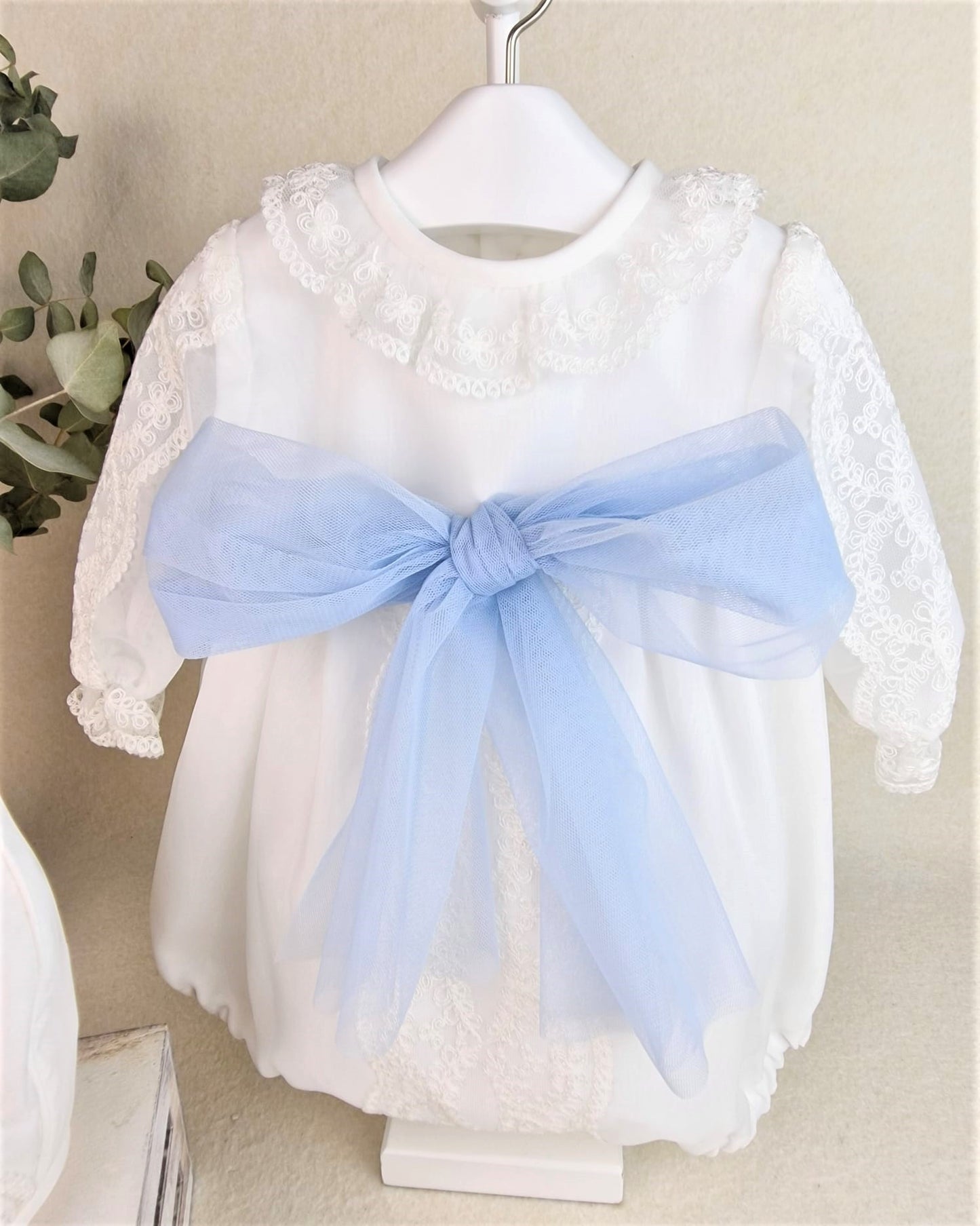 Pelele de organza con encajes y capota