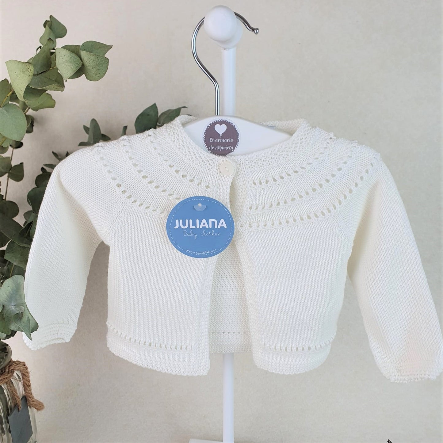 Chaqueta de hilo con calados bajo el cuello
