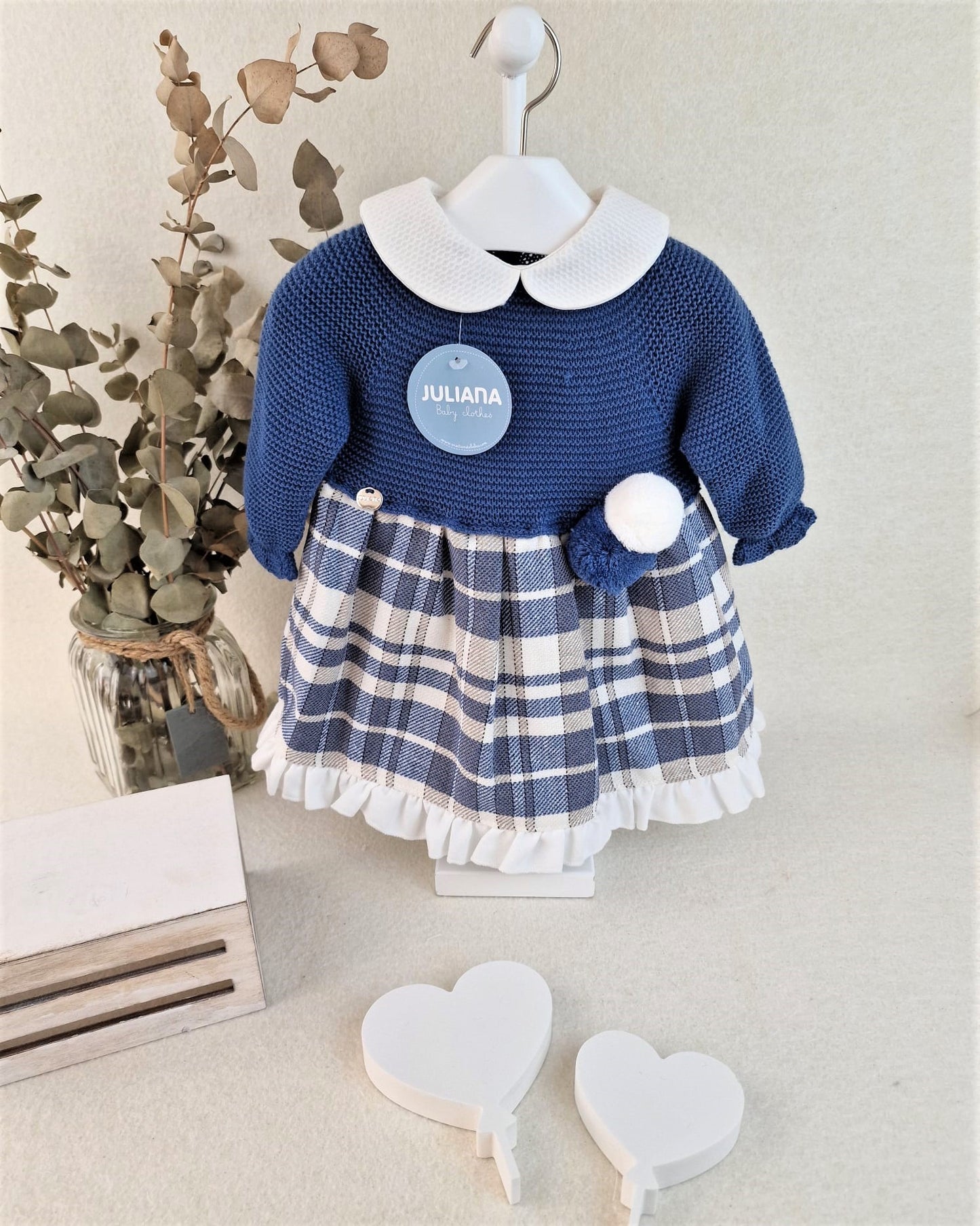 Vestido de cuerpo de punto con tela de cuadros y dos pompones