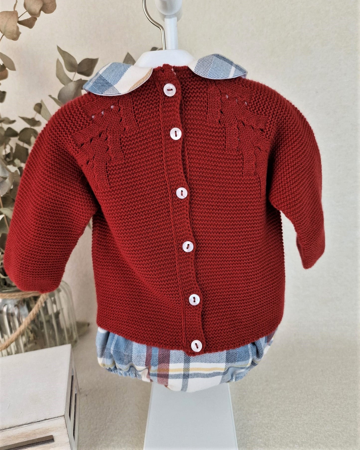 Conjunto con pololo de tela cuadros y cuello bebé