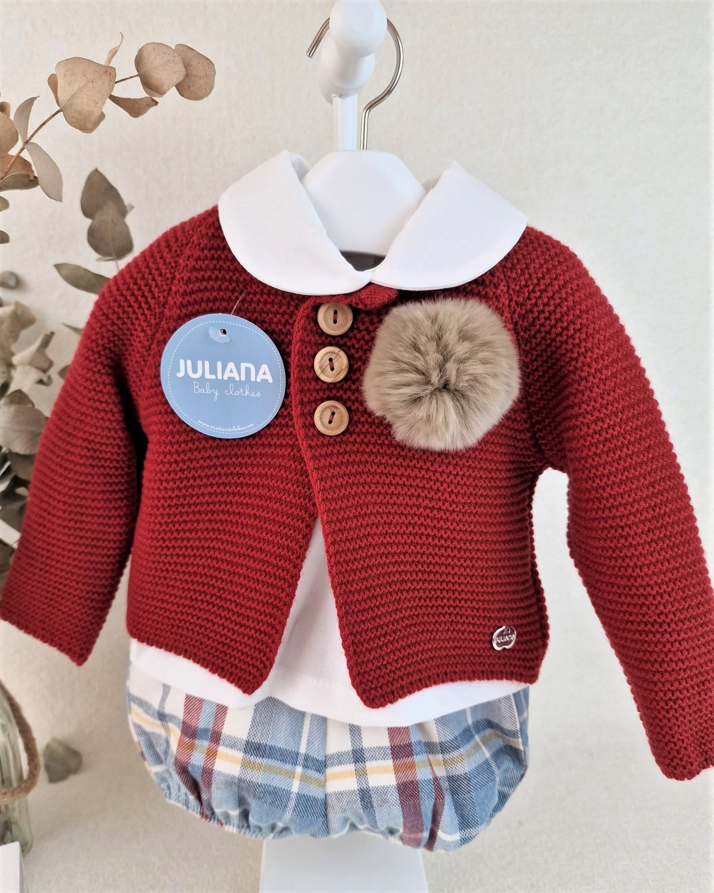Conjunto de niño con chaqueta rioja y pompones, pantalón de cuadros