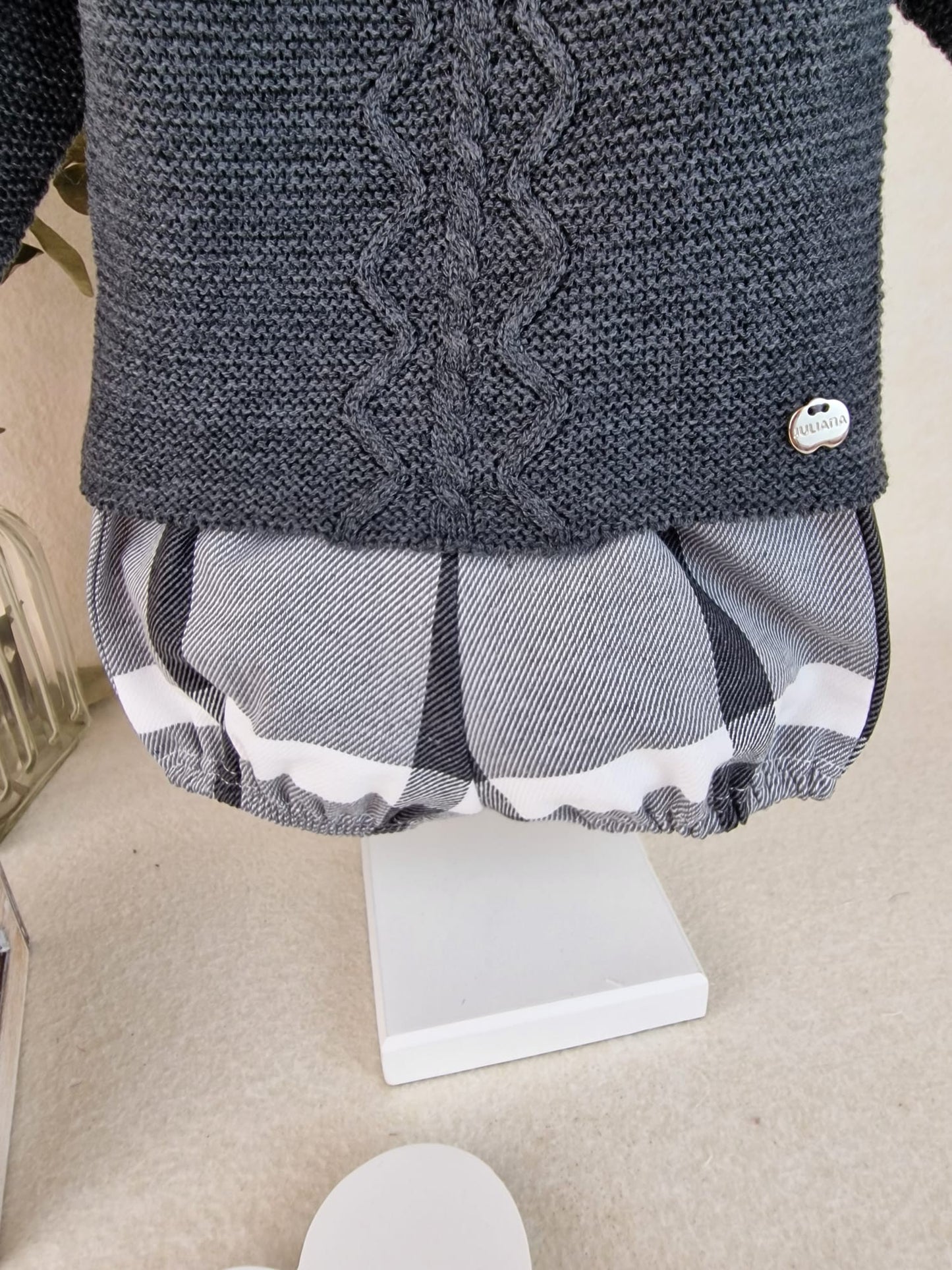Conjunto con pantalón de tela cuadros y jersey con aranes