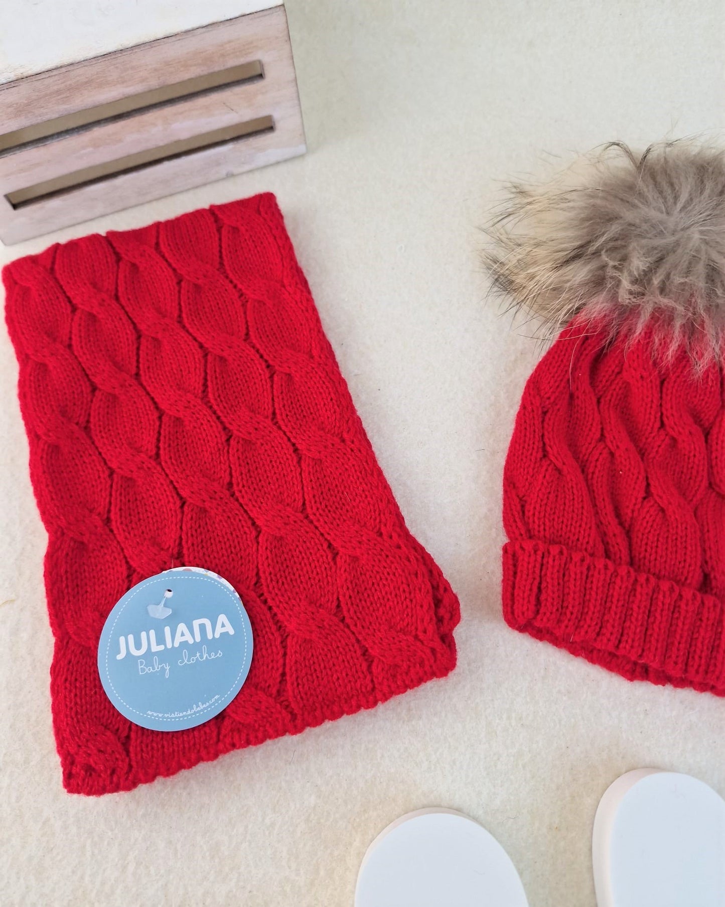 Bufanda con trenzas y gorro con pompón de pelo natural