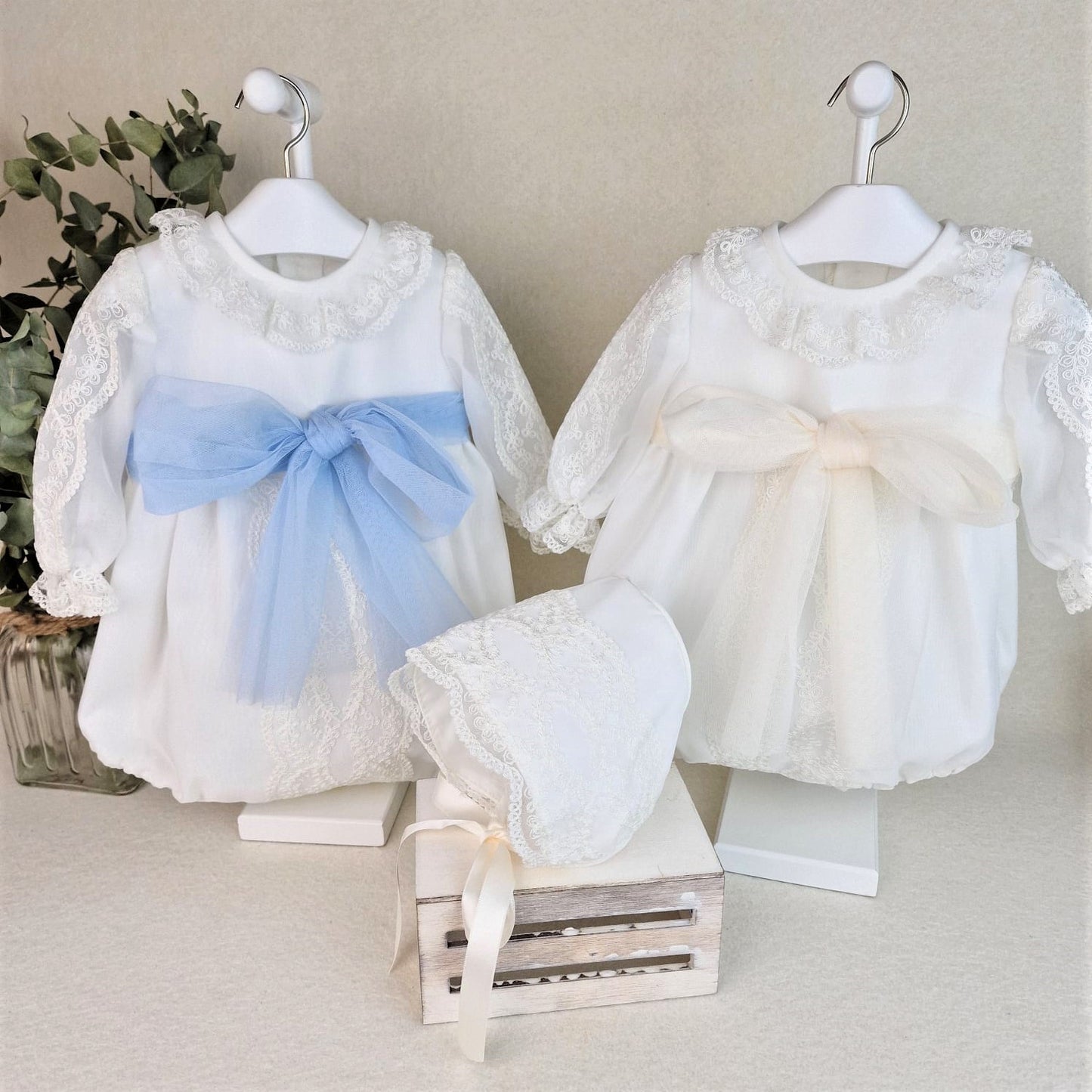 Pelele de organza con encajes y capota