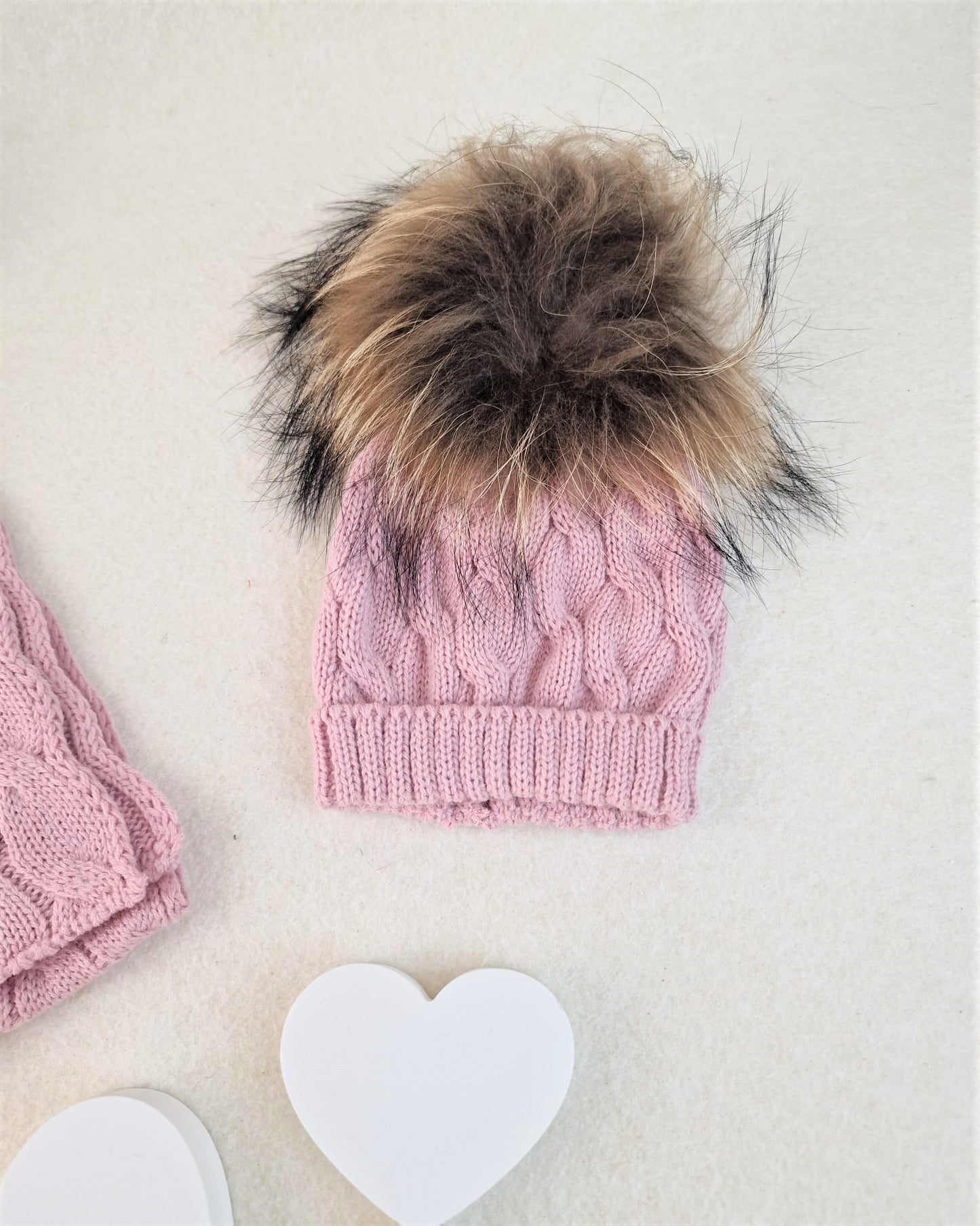 Bufanda con trenzas y gorro con pompón de pelo natural