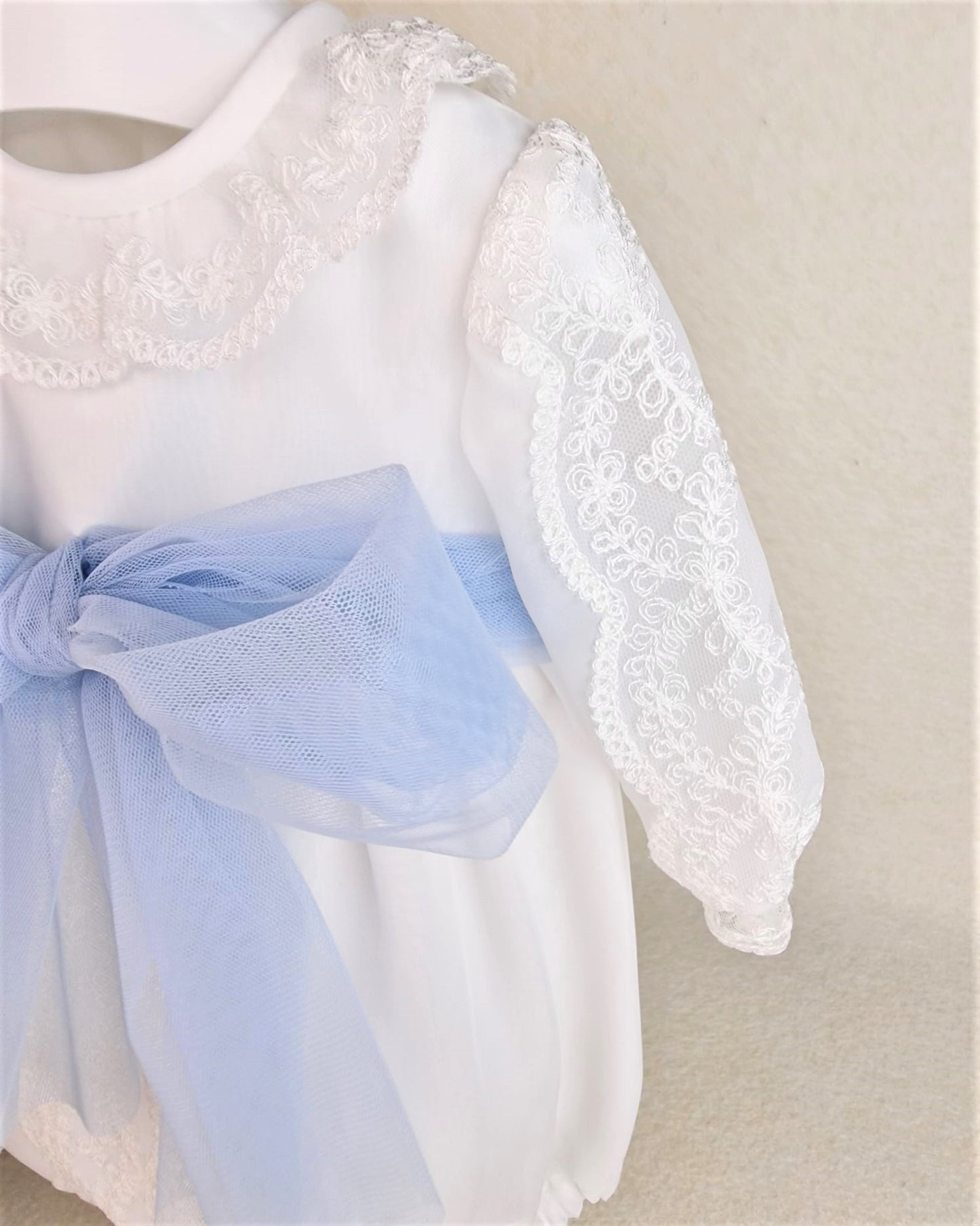 Pelele de organza con encajes y capota