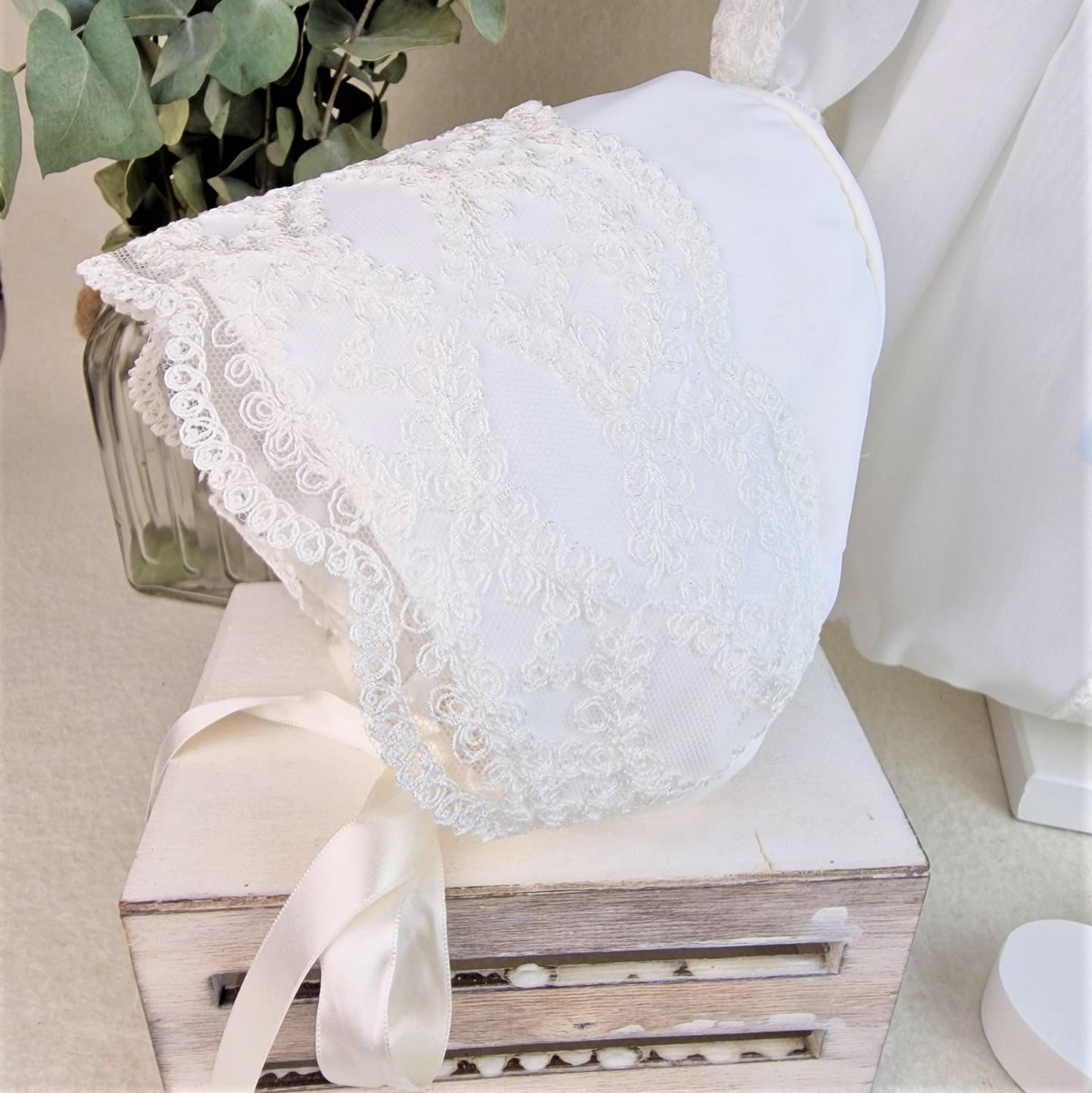 Pelele de organza con encajes y capota