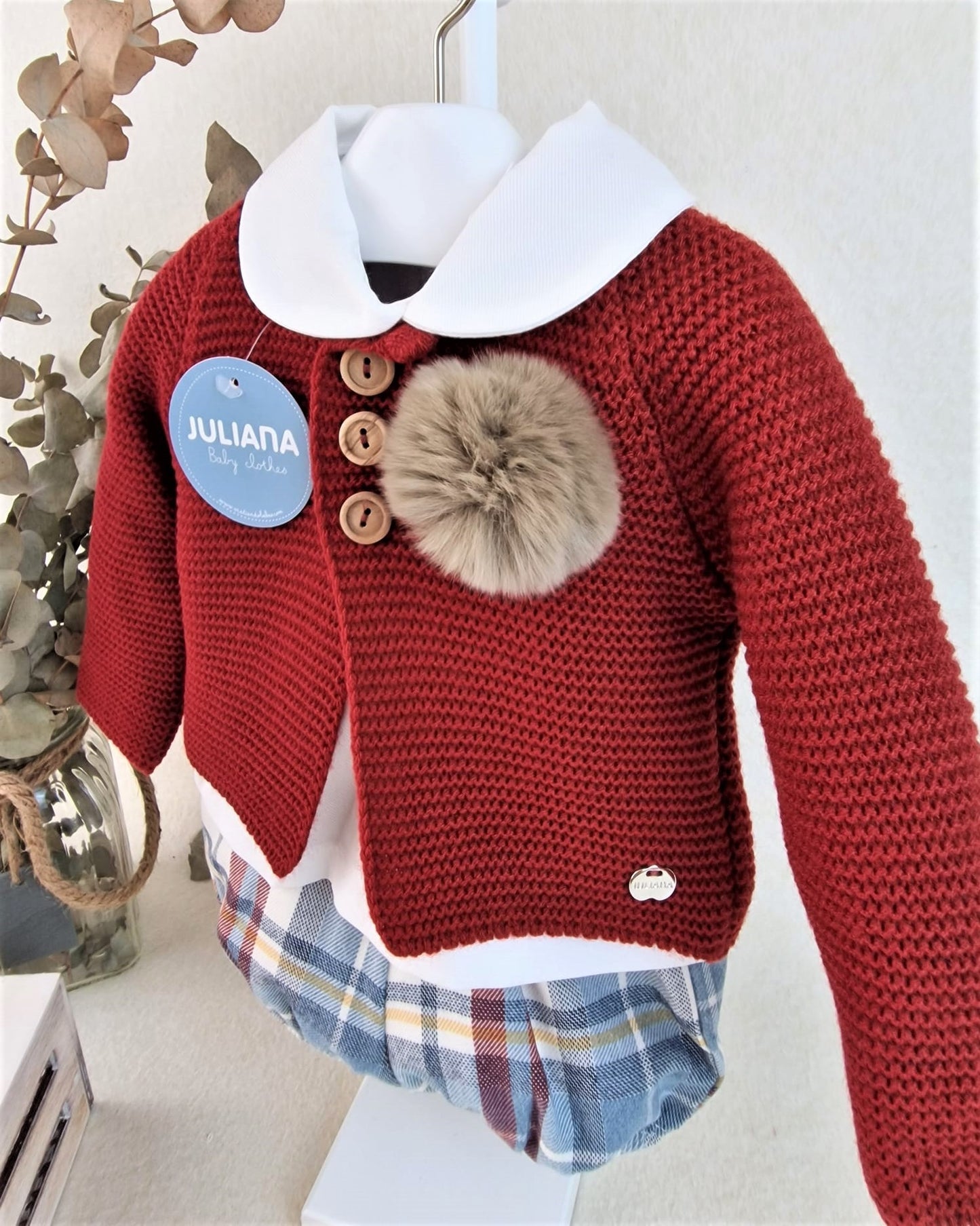 Conjunto de niño con chaqueta rioja y pompones, pantalón de cuadros