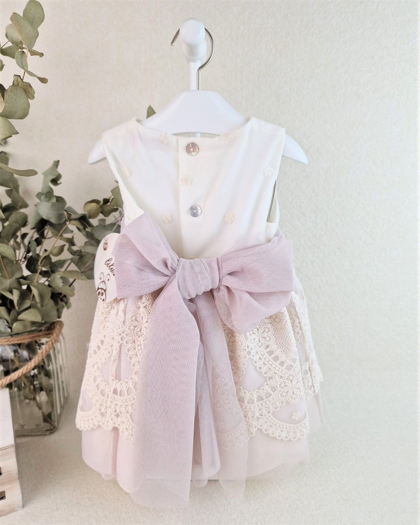 Vestido de bebé con tul bordado en el bajo