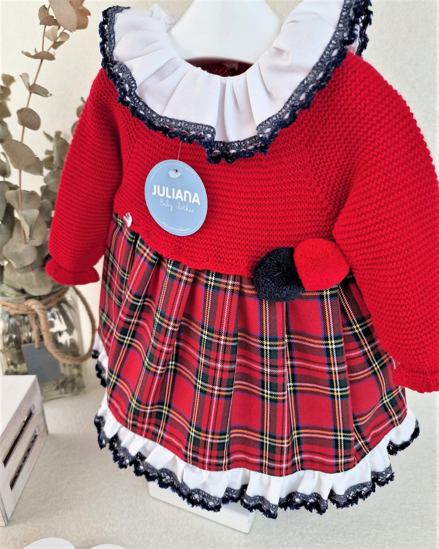 Vestido de cuerpo de tela en rojo con tela de cuadros, incluye capota