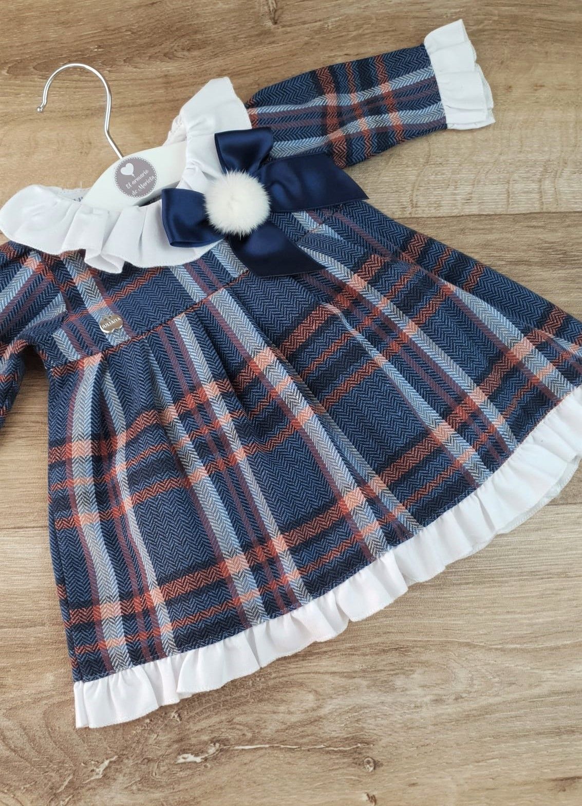 Vestido enterizo cuadros y volantes de tela