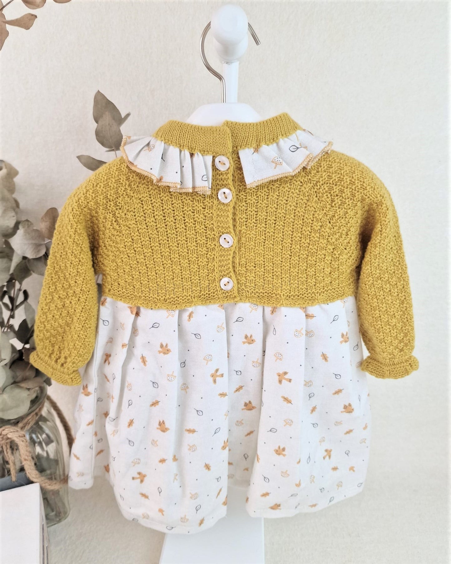Vestido de cuerpo de punto mostaza con tela de pájaros