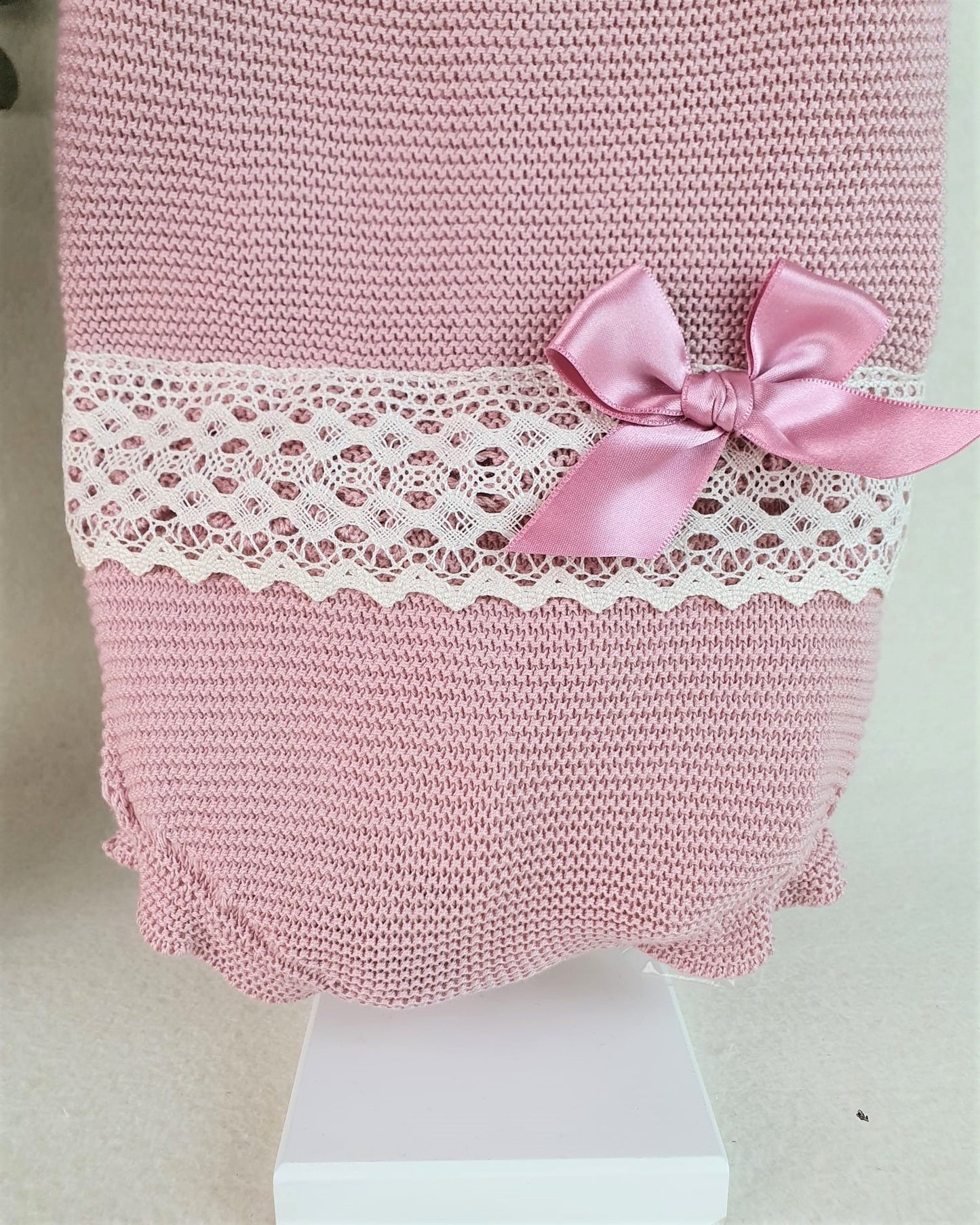 Conjunto con braguita de hilo y jersey con canesú y puntilla