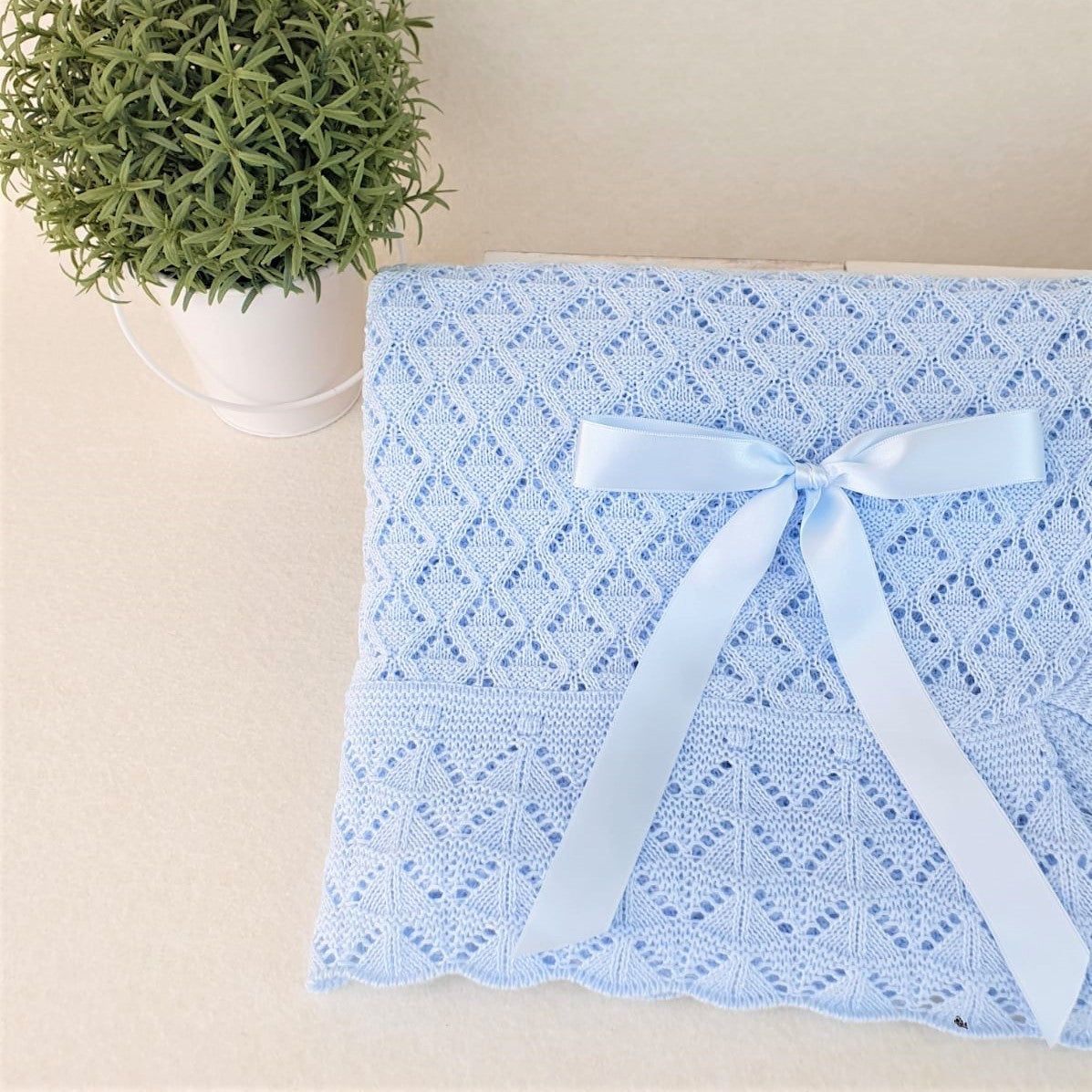 Toquilla con calados en forma de rombos y uves en el volante