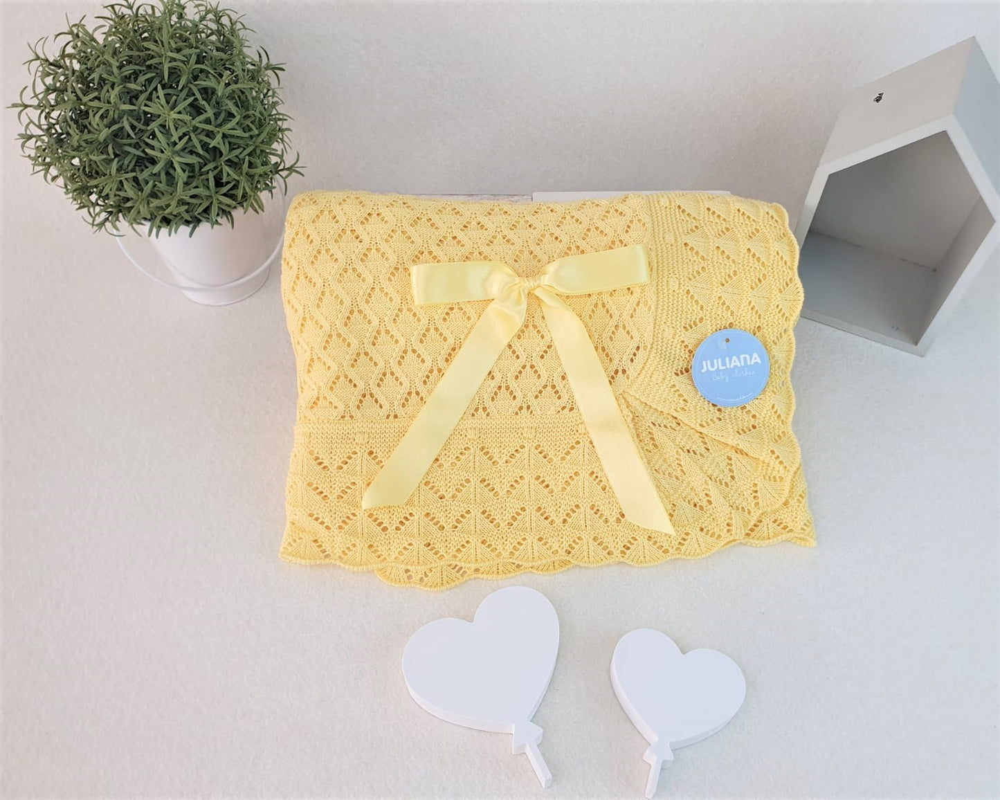 Toquilla con calados en forma de rombos y uves en el volante