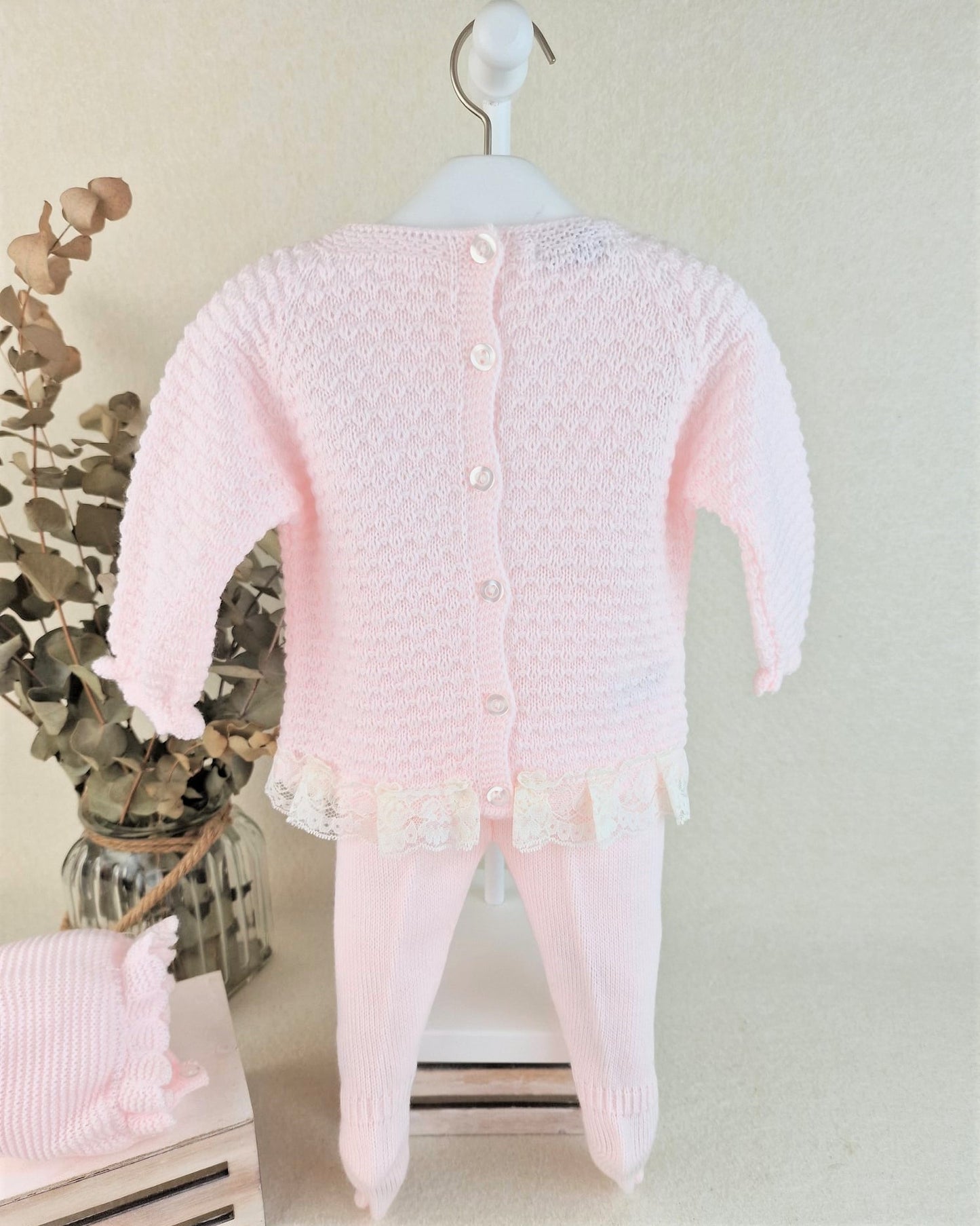 Conjunto con polaina y capota recogidas y puntilla