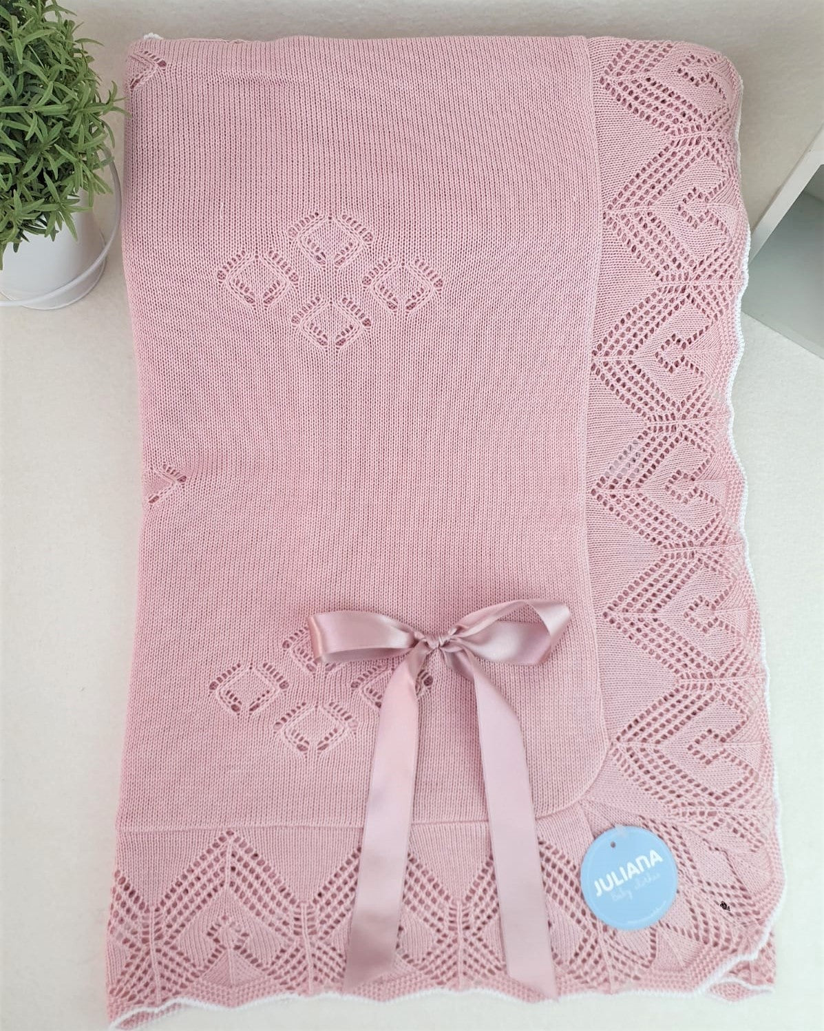 Toquilla de rombos con volante calado