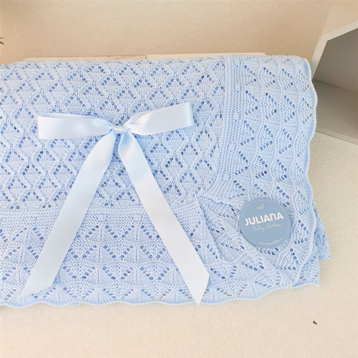 Toquilla con calados en forma de rombos y uves en el volante