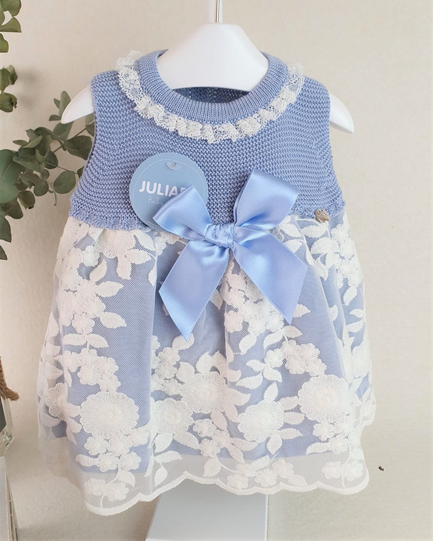 Vestido cuerpo de punto con tela de encaje grande y capota de hilo