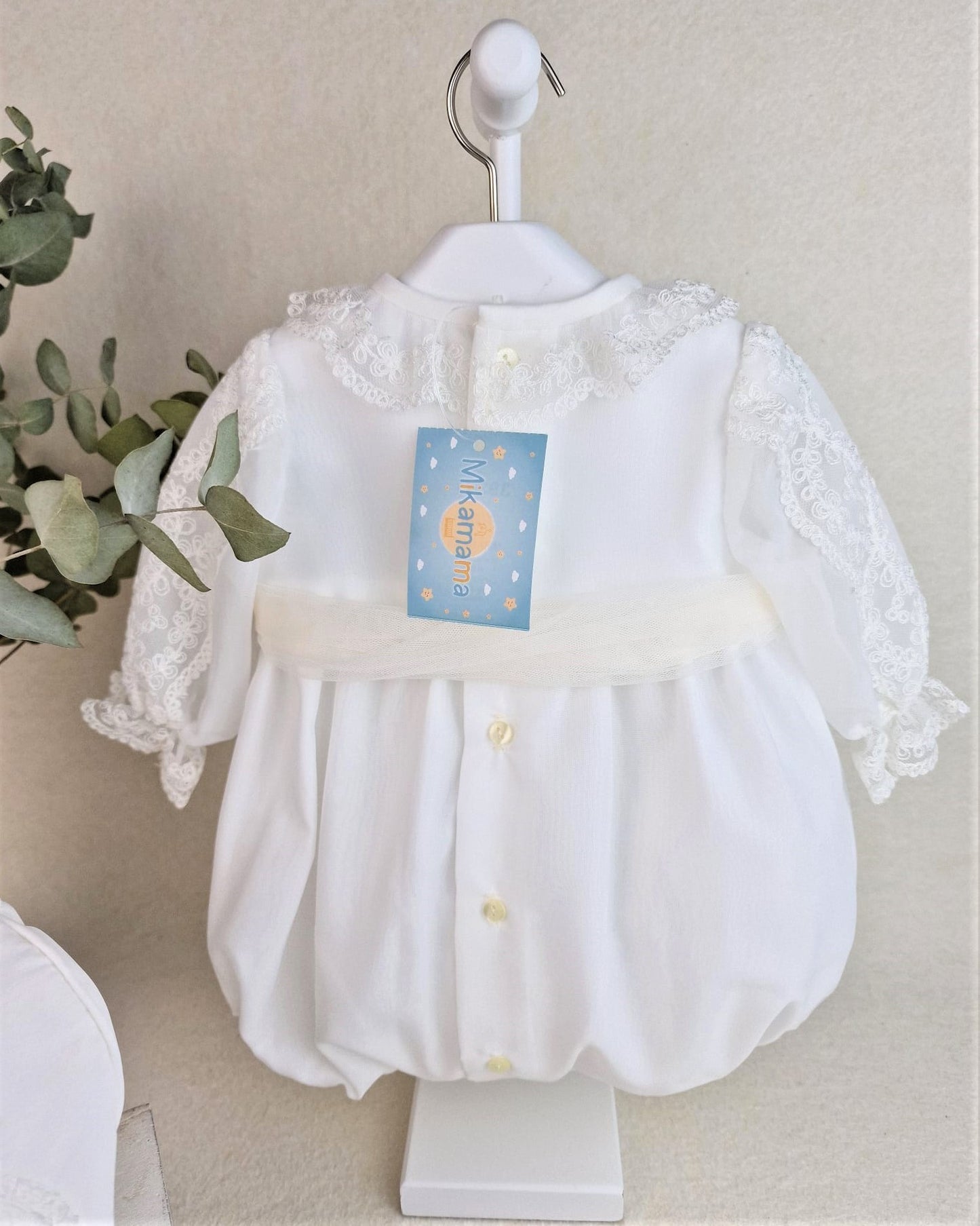 Pelele de organza con encajes y capota