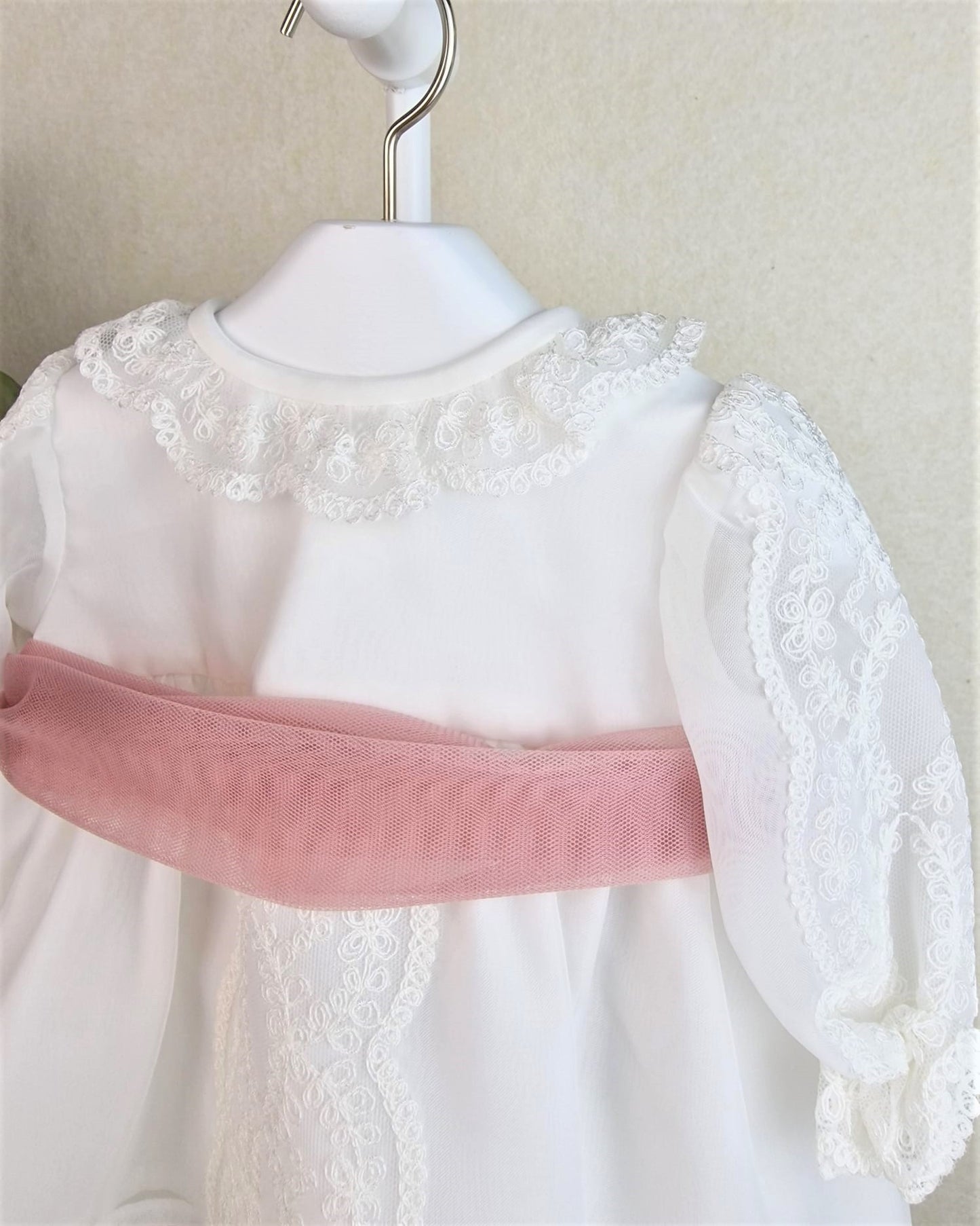 Jesusito organza con encajes y capota