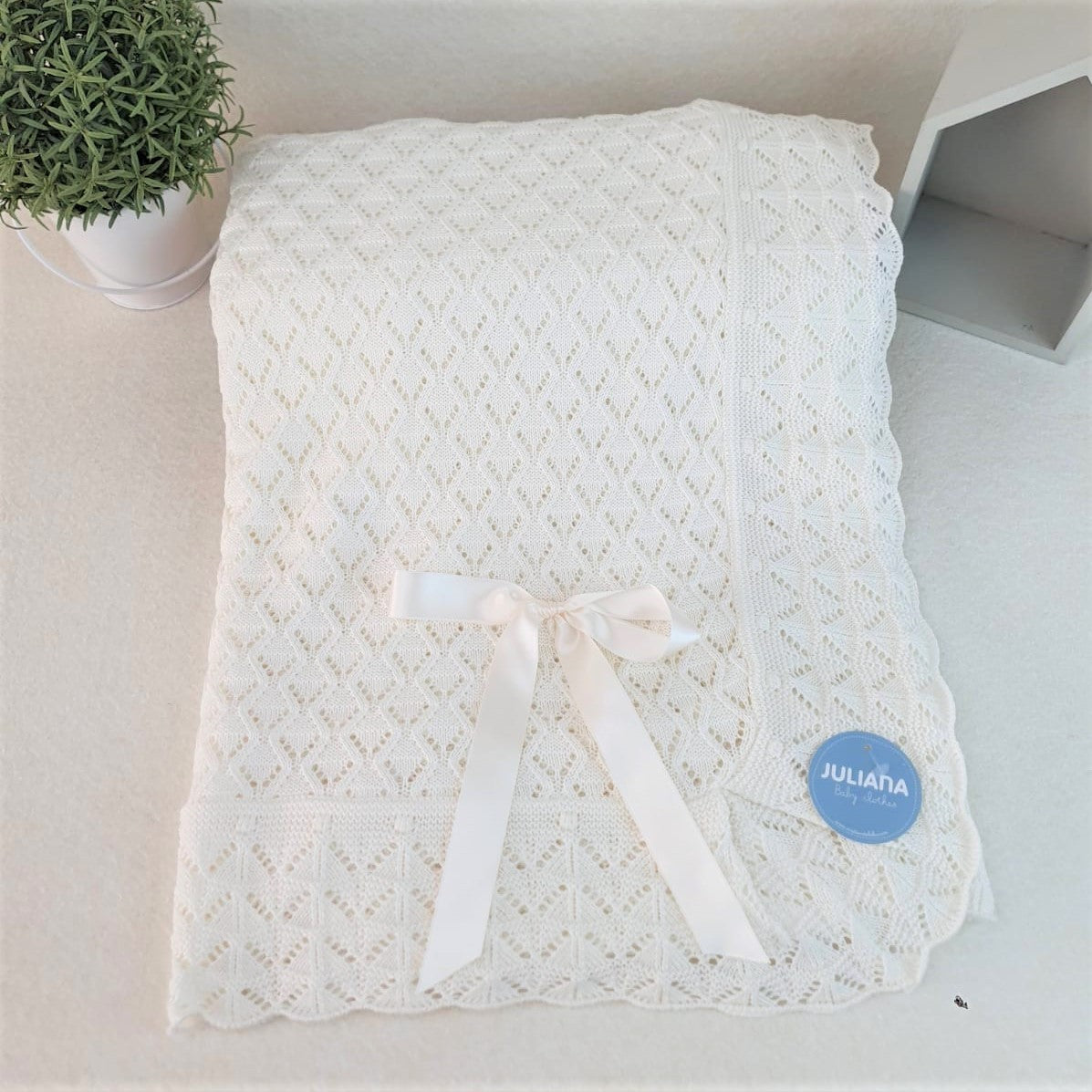 Toquilla con calados en forma de rombos y uves en el volante