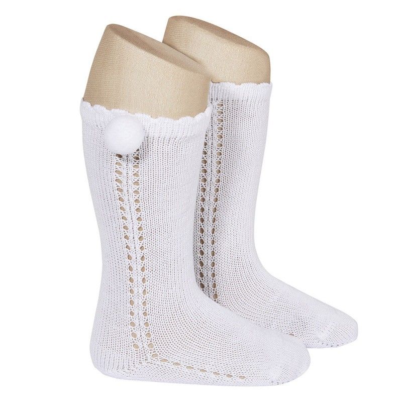 Calcetines altos perlé calado con pompón lateral