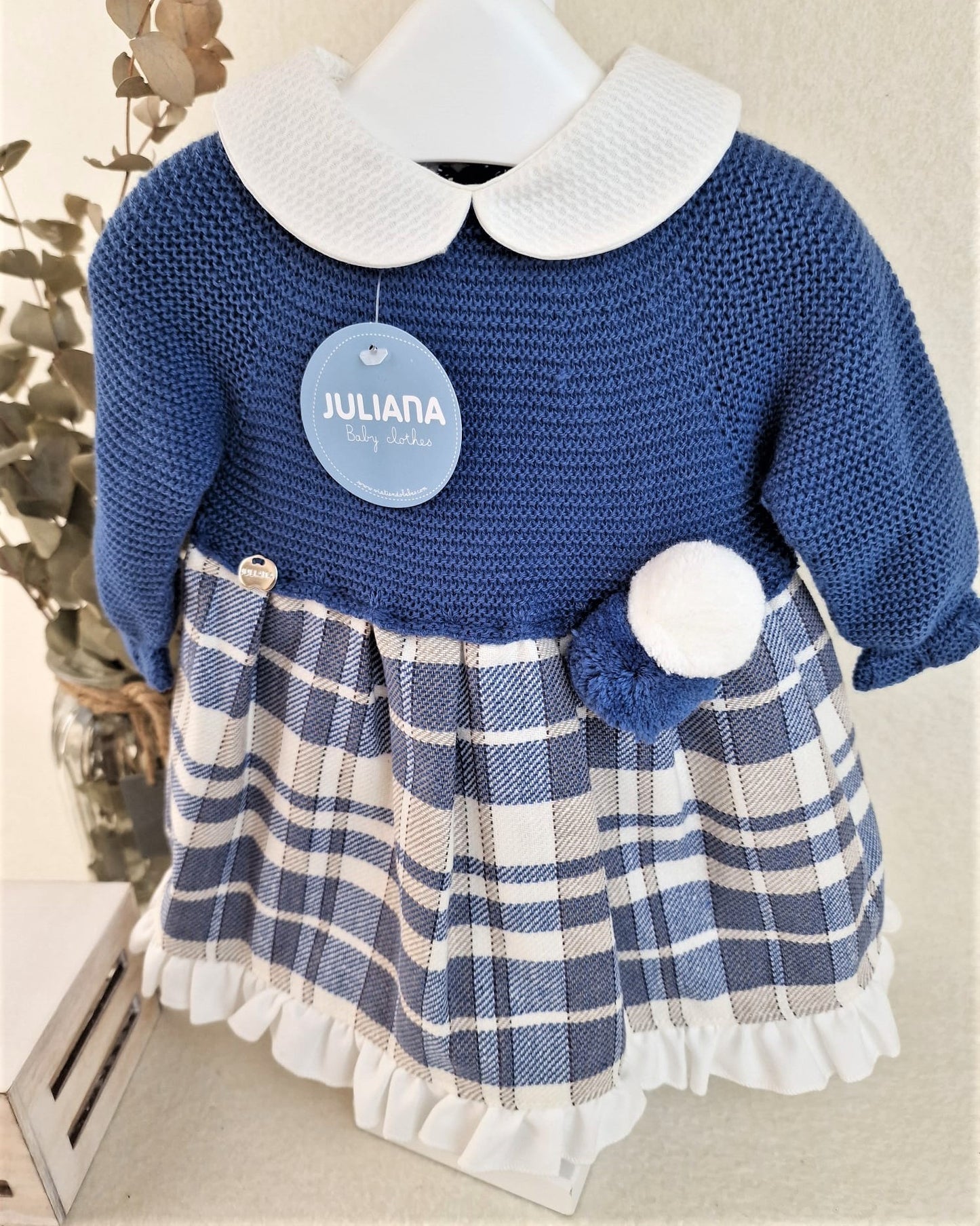 Vestido de cuerpo de punto con tela de cuadros y dos pompones