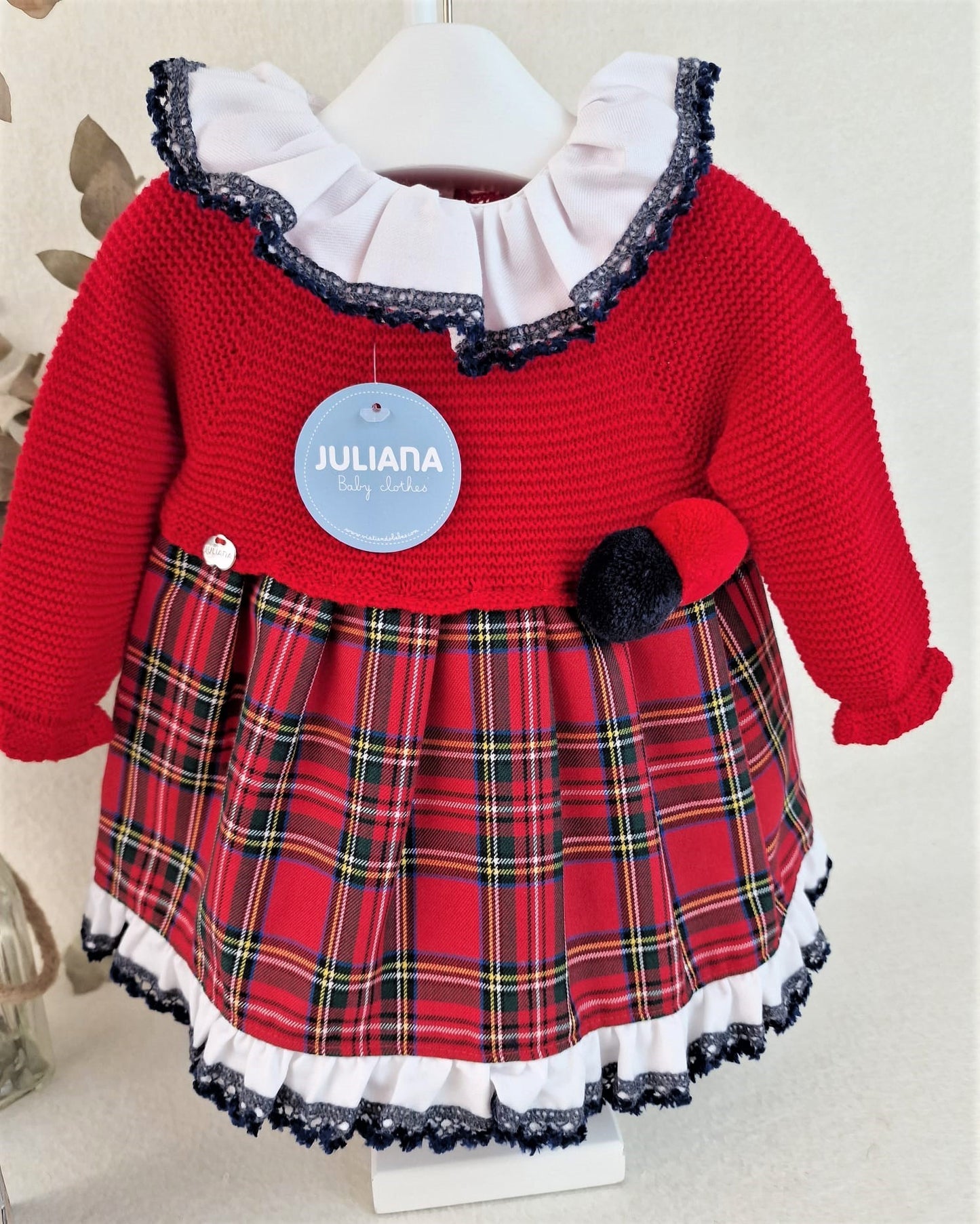 Vestido de cuerpo de tela en rojo con tela de cuadros, incluye capota