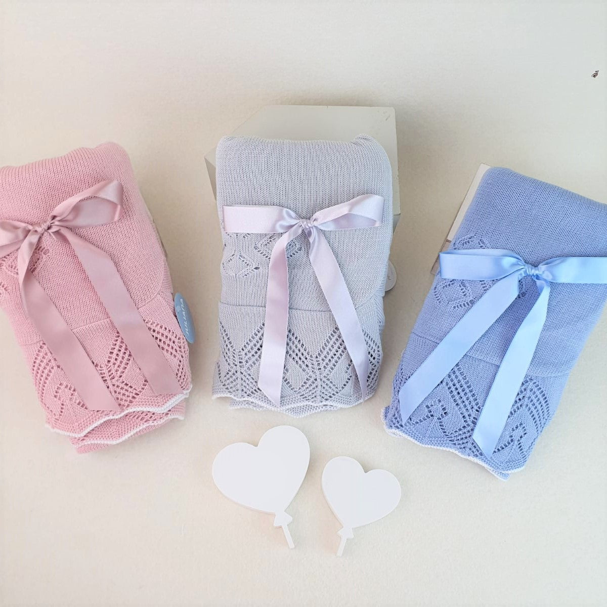 Toquilla de rombos con volante calado