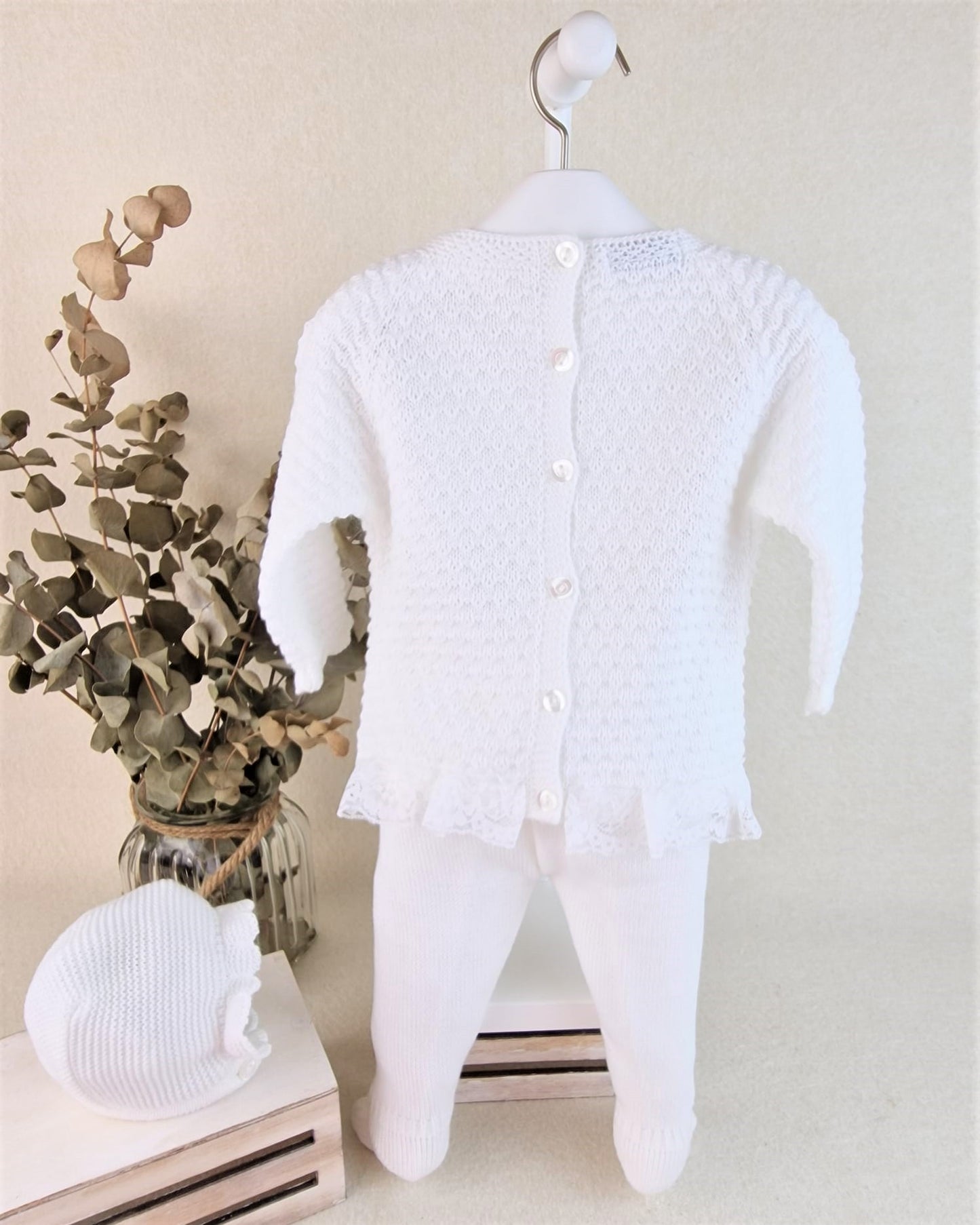 Conjunto con polaina y capota recogidas y puntilla