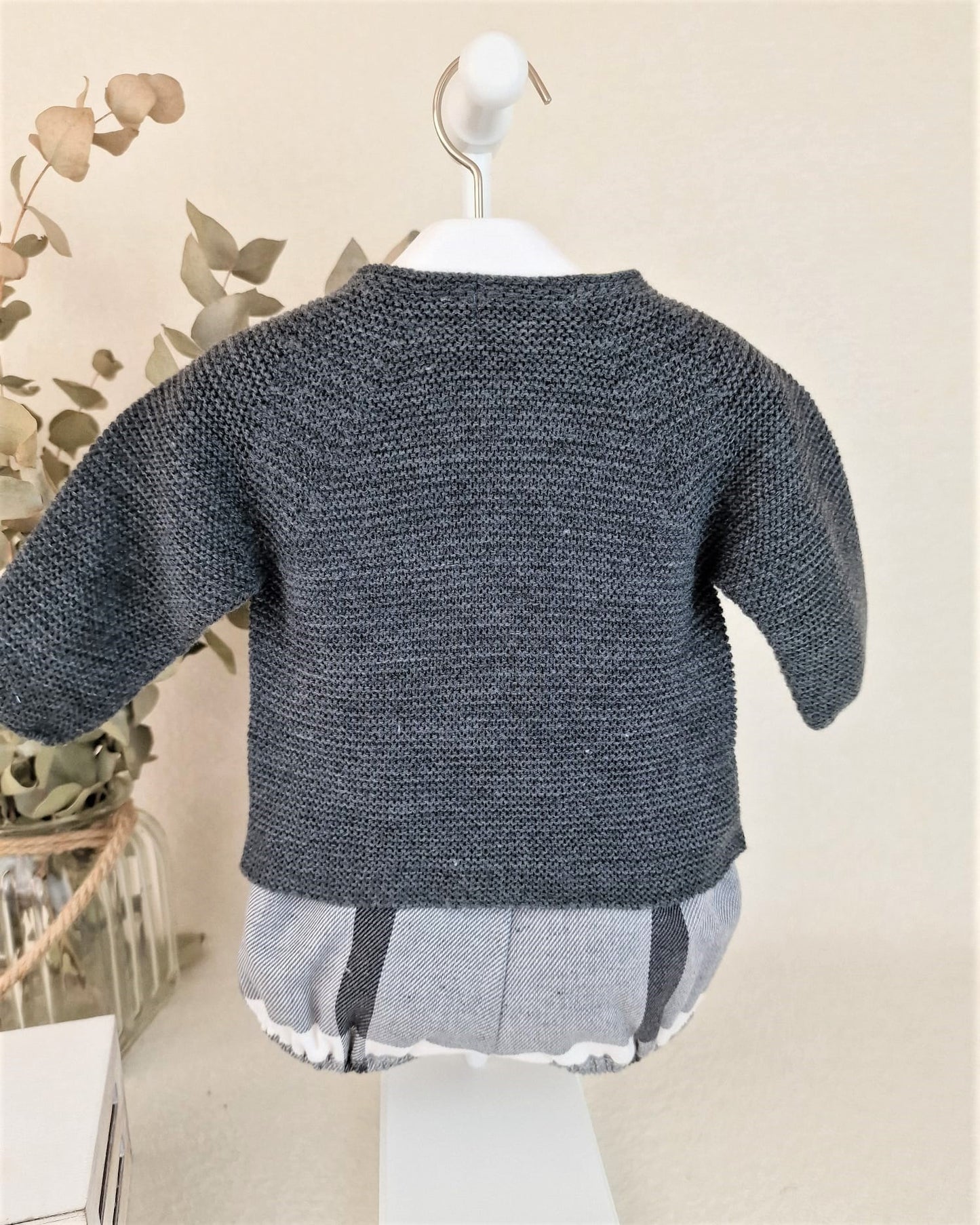 Conjunto con pantalón de tela cuadros y jersey con aranes