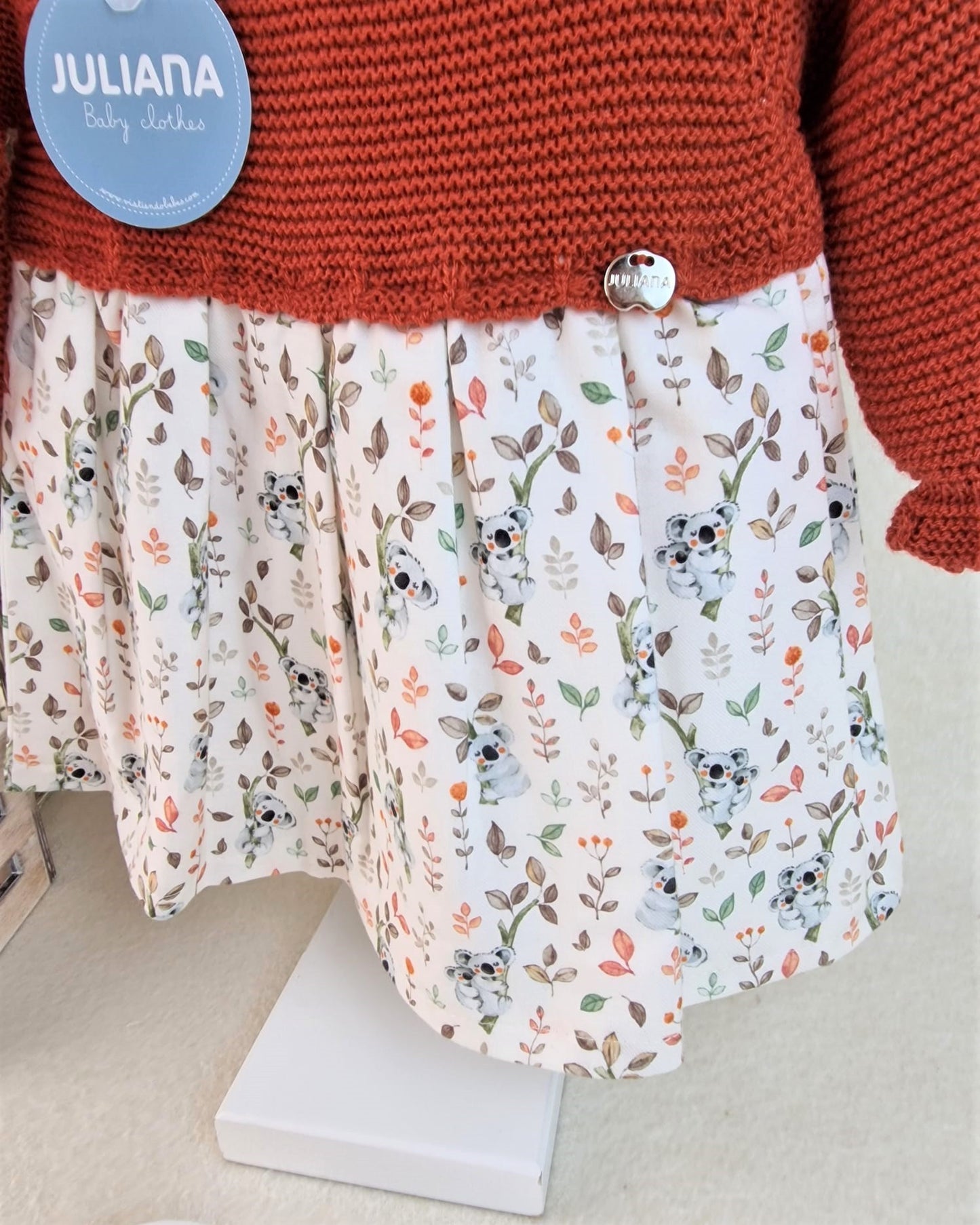 Vestido de cuerpo de punto en tono caldera con tela de koalas