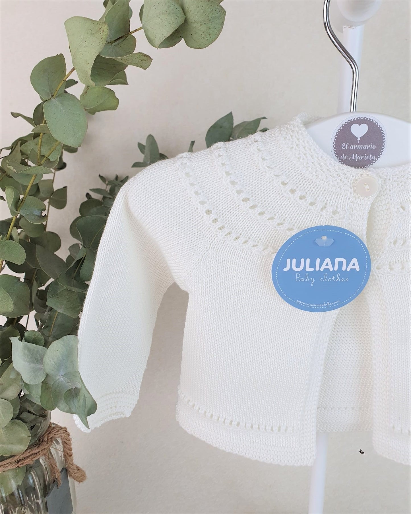 Chaqueta de hilo con calados bajo el cuello