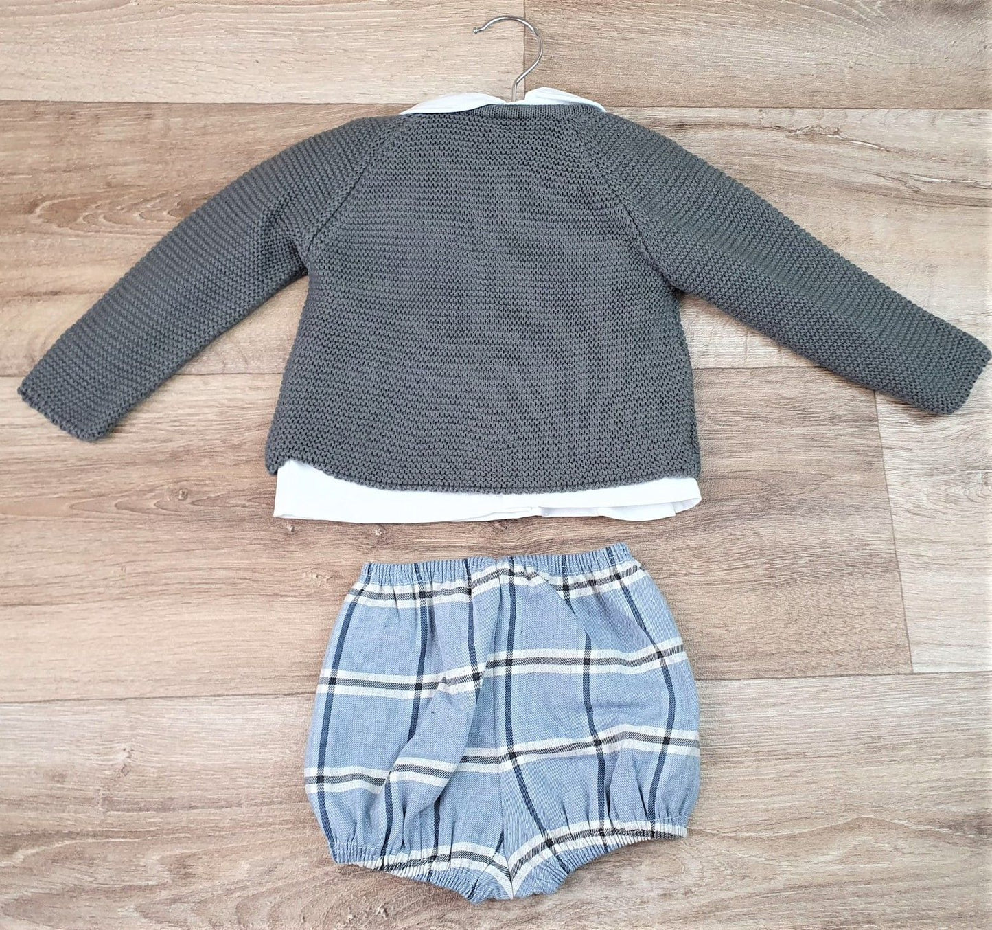 Conjunto tres piezas niño cuadros y pompones
