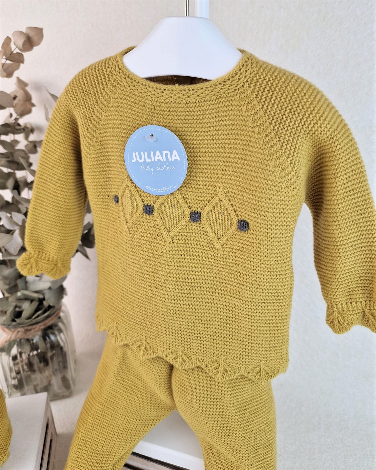 Conjunto con polaina y capota con rombos y bodoques
