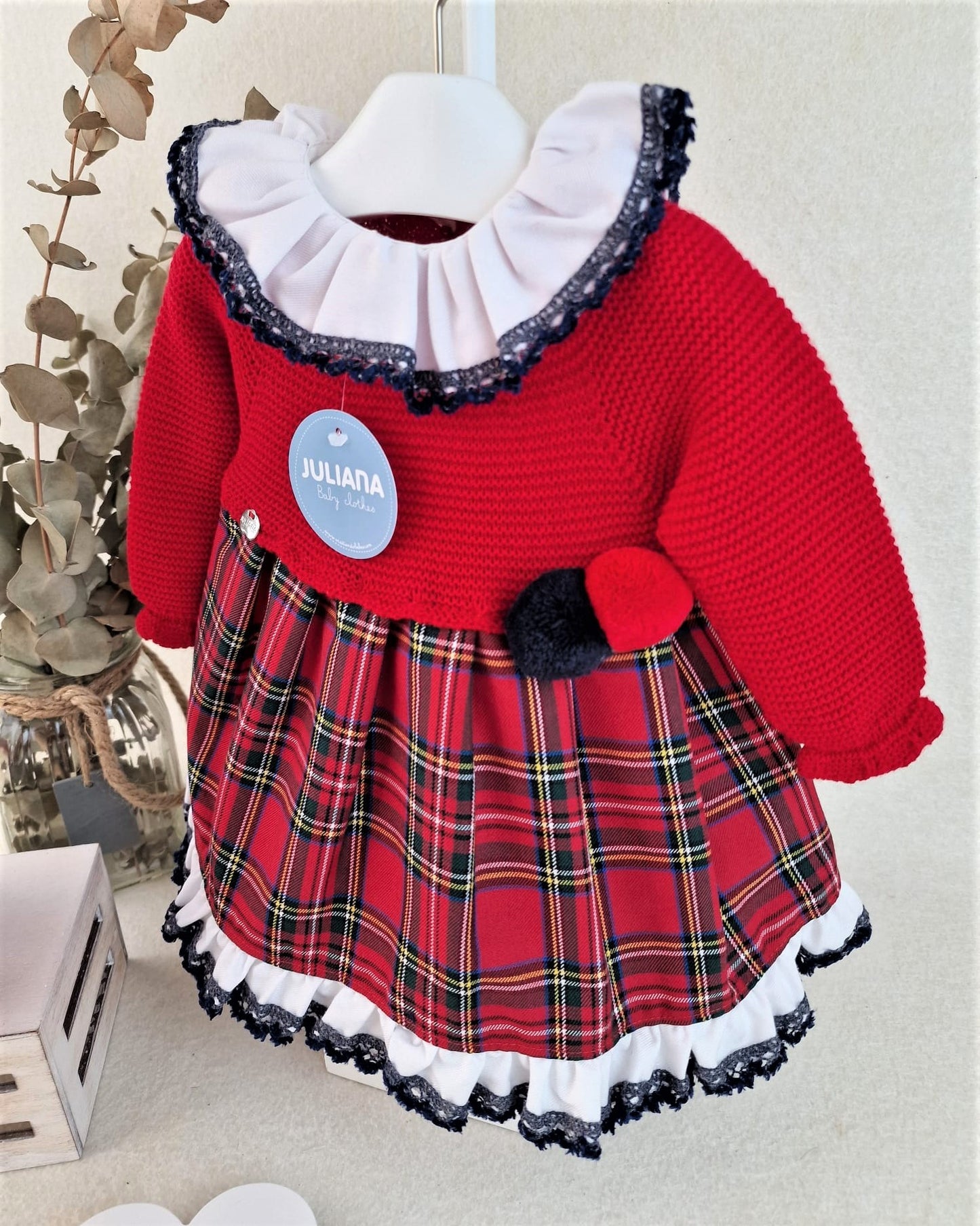 Vestido de cuerpo de tela en rojo con tela de cuadros, incluye capota