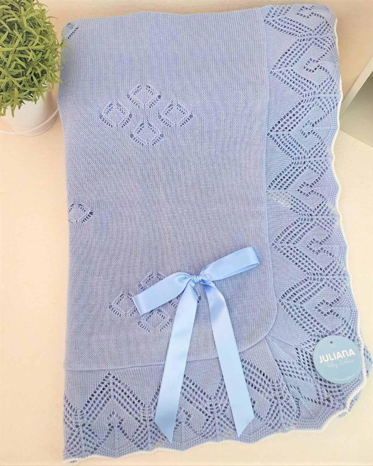 Toquilla de rombos con volante calado