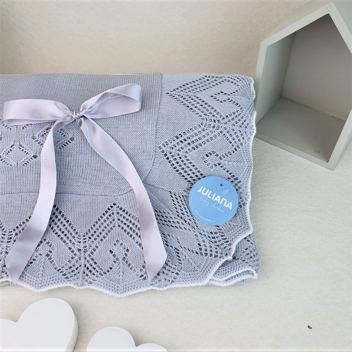 Toquilla de rombos con volante calado