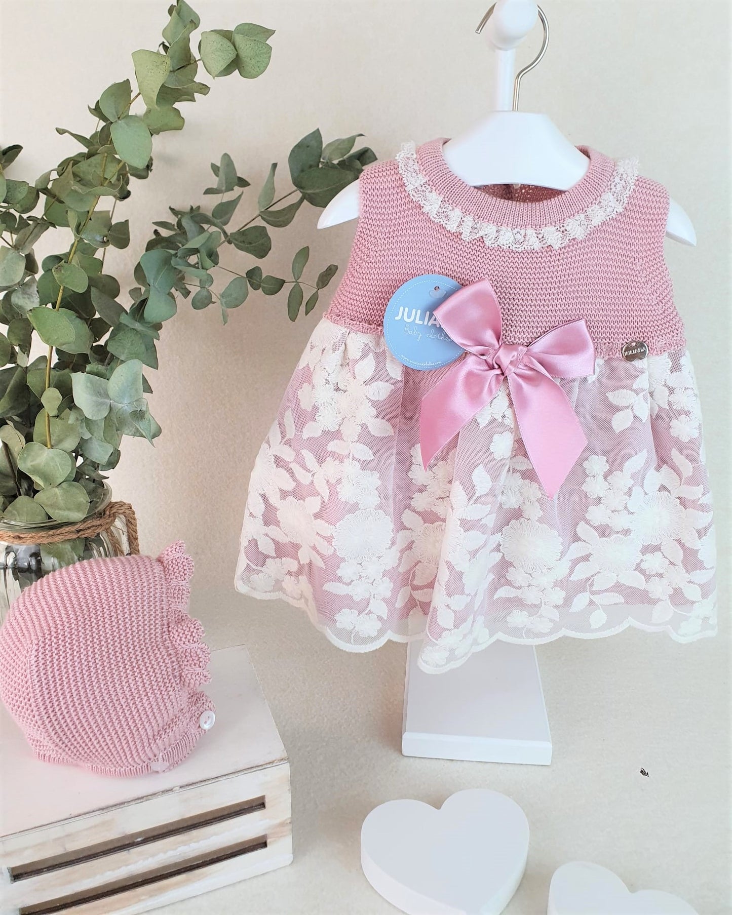 Vestido cuerpo de punto con tela de encaje grande y capota de hilo