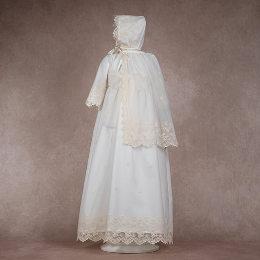 Batón de cristianar tul bordado con capa y capota - B1934