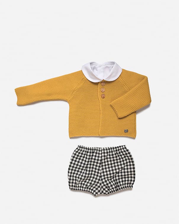 Conjunto con chaqueta de niño en oro con camisa y braguita vichy