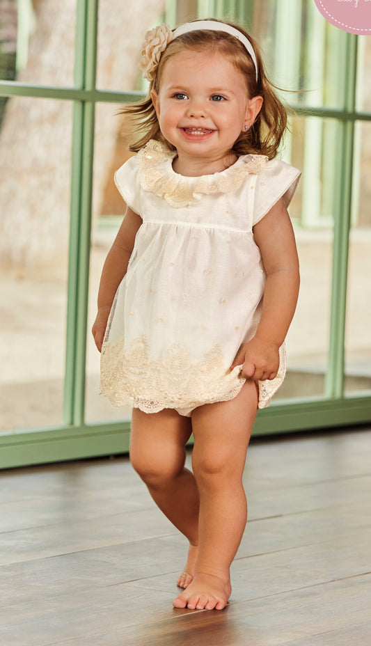 Jesusito con braga y tela de de encaje crudo