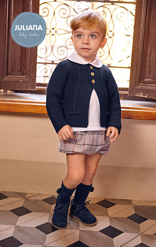 Conjunto con chaqueta de niño con dos trenzas y bolsilos