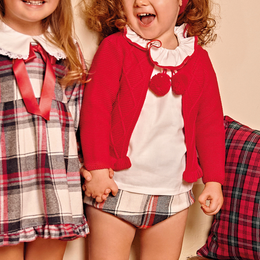 Conjunto con chaqueta de niña en rojo, camisa y braguita a cuadros