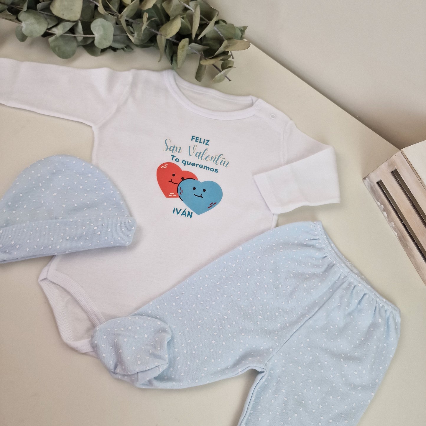 Conjunto de polaina, gorrito, manoplas y body personalizado San Valentín - Corazones felices