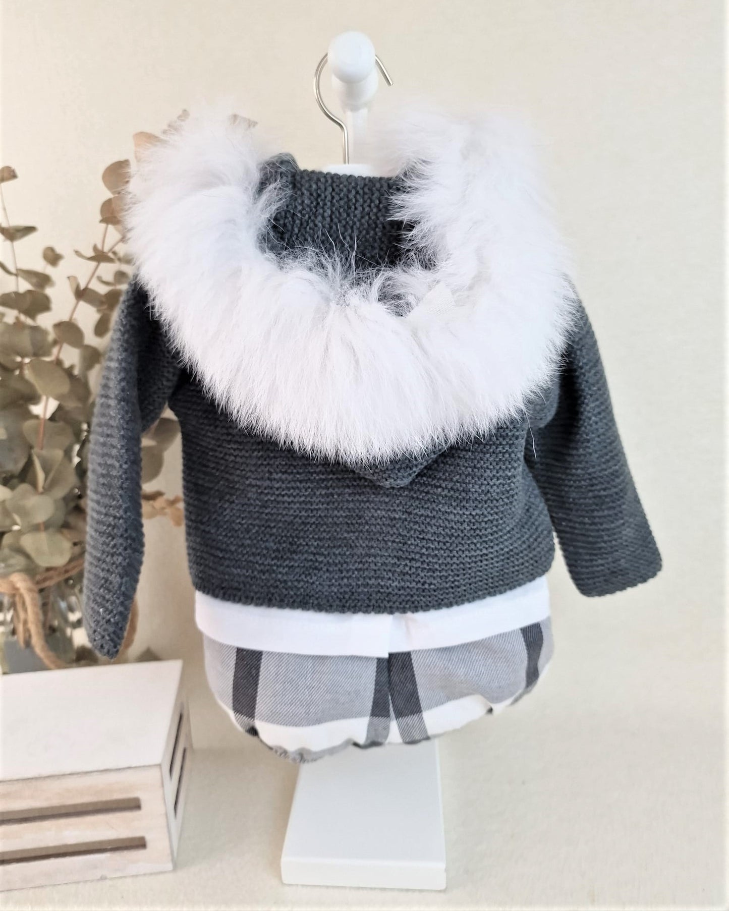 Conjunto de niño con chaqueta gris y pelos en cuello